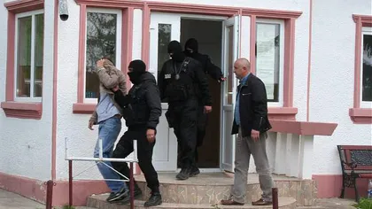 Un traficant arestat în lipsă se ascundea chiar în casa unui poliţist
