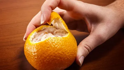 Cum se curăţă o portocală în 30 de secunde, FĂRĂ să te murdăreşti VIDEO