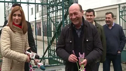 Traian Băsescu a împărţit flori femeilor de la PMP şi jurnalistelor. Care a fost mesajul său de Mărţişor