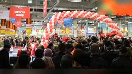 Aglomeraţie la deschidere unui supermarket în Braşov VIDEO