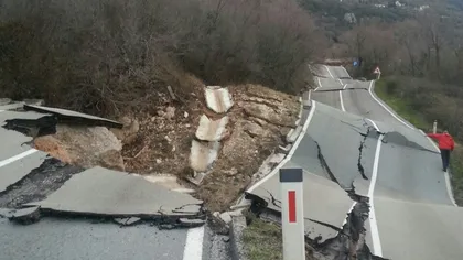Aşa ceva n-ai mai văzut! Cum a ajuns o şosea după ce a fost afectată de o alunecare de teren