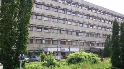 Ministerul Sănătăţii a dispus o anchetă la Braşov, unde o ambulanţă a transportat trei pacienţi pe o targă