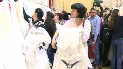 ÎMBULZEALĂ la rochiile de mireasă. Sute de rochii la PREŢ REDUS au fost vândute în câteva minute VIDEO