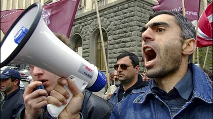 Zeci de mii de georgieni au protestat în stradă împotriva guvernului