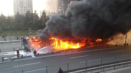 Tramvai în flăcări la Istanbul: Toţi pasagerii, evacuaţi VIDEO