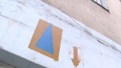 Un nou semn pe blocurile din Bucureşti. Ce înseamnă triunghiul albastru din pătratul portocaliu