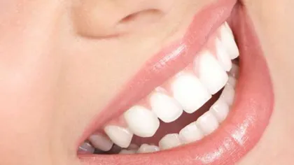 Trucuri surprinzătoare pentru dinţi mai albi şi un zâmbet de milioane