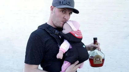 Cum să transformi un bebeluş într-un instrument perfect de băut în public VIDEO