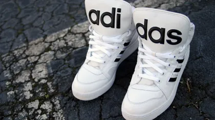 Adidas va face încălţăminte şi articole sportive din GUNOAIE