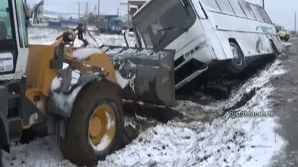 Accidente rutiere grave din cauza zăpezii. Un camion s-a ciocnit cu un utilaj, un autobuz s-a RĂSTURNAT