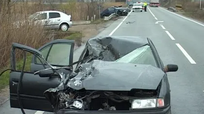 CASCADORIE ca la HOLLYWOOD pe şosea: Un şofer din Mehedinţi a zburat cu maşina peste un alt autoturism VIDEO
