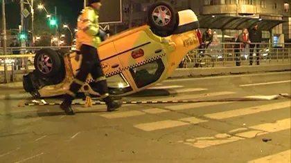 Un taxi a fost izbit violent de un bolid, în Capitală. O femeie a fost grav rănită VIDEO