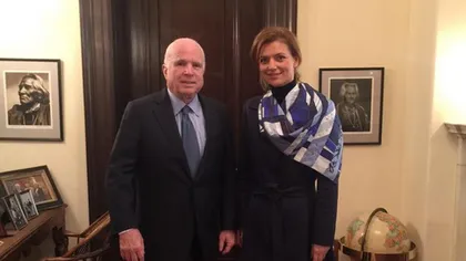 John McCain, fostul candidat la prezidenţialele din SUA, întâlnire cu Alina Gorghiu. Ce a scris pe Twitter