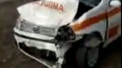 O ambulanţă cu pacienţi a fost izbită în plin de un autoturism. O bolnavă a fost rănită