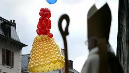 Un imens clopot din 700 de baloane a fost lansat spre Vatican