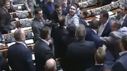 Bătaie în Parlamentul de la Kiev: Un deputat a sărit la gâtul unui coleg VIDEO
