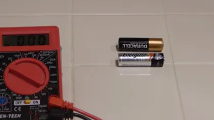Cum afli în 2 secunde dacă o baterie este sau nu descărcată VIDEO