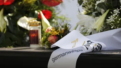 Câte un îngeraş din lemn, în amintirea victimelor tragediei aviatice din Alpii francezi