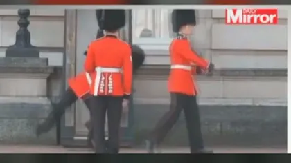Moment amuzant la Palatul Buckingham: Ce a păţit un soldat din garda reginei VIDEO