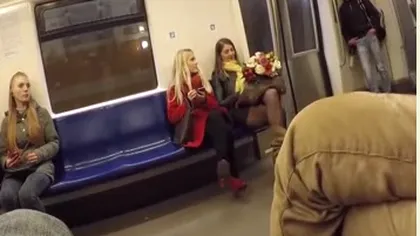 Cerere în căsătorie, surprinsă la metrou în Bucureşti VIDEO