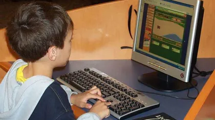 Vouchere pentru calculatoare, acordate de Guvern abia la toamnă copiilor din familii fără posibilităţi