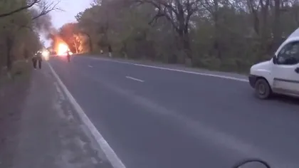 Incendiu puternic pe o şosea din Brăila. O maşină a fost cuprinsă de flăcări şi a blocat circulaţia
