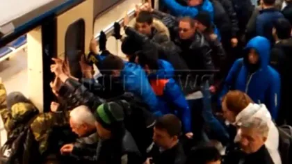 Gest incredibil al călătorilor aflaţi pe peron. Reacţia a zeci de oameni când o femeie cade sub METROU VIDEO