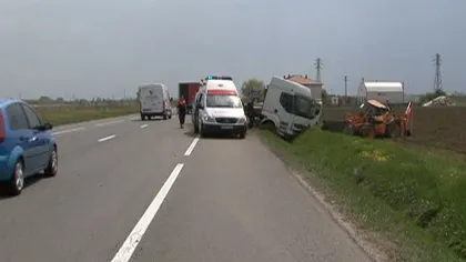 Accident spectaculos: Un camion care transporta un buldoexcavator s-a răsturnat pe şosea VIDEO