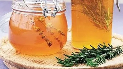Infuzii de miere şi plante aromate