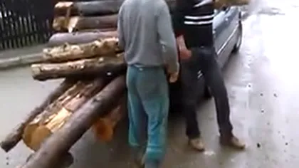 Imagini INCREDIBILE într-un sat din România. Un BMW a fost încărcat cu lemne VIDEO