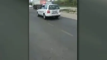TUPEU INCREDIBIL. Poliţişti, ATACAŢI în plină stradă de cei de la care confiscaseră marfa VIDEO