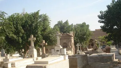 Ca în filmele de groază: Mormintele dintr-un cimitir au luat-o la vale VIDEO