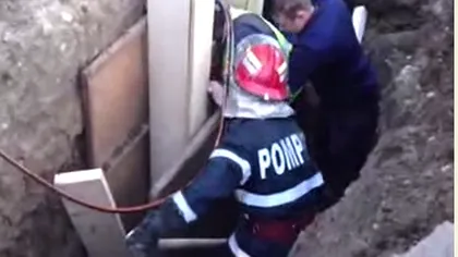 Operaţiune de salvare în Argeş. Un muncitor a fost îngropat sub pământ VIDEO