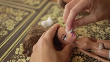 Gest ULUITOR pentru toate fetiţele din lume. Curăţă faţa păpuşilor cu acetonă dintr-un motiv NOBIL VIDEO