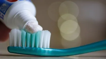 Cum poţi folosi pasta de dinţi: Întrebuinţări de care nu ai auzit