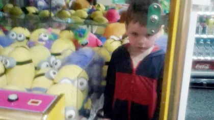 Un copil de PATRU ANI a rămas blocat într-un AUTOMAT de JUCĂRII. Cum a avut loc incidentul VIDEO