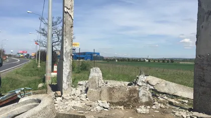 SINUCIDERE BIZARĂ. Un tânăr fără permis s-a izbit intenţionat cu maşina de un obelisc de piatră FOTO
