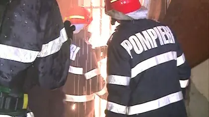 Incendiu violent într-un bloc din Ploieşti. Zeci de oameni au fost evacuaţi
