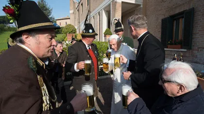Papa Benedict al XVI-lea a sărbătorit 88 de ani de viaţă cu o halbă de bere