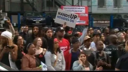 Proteste în mai multe oraşe americane: 100 de arestări la New York. Doi ofiţeri au fost răniţi