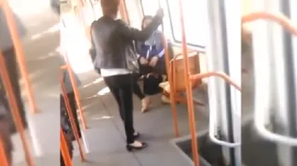 SCANDAL în mijloacele de transport. Reacţia SUBURBANĂ a unei femei filmate în timp ce FUMEAZĂ în tramvai VIDEO
