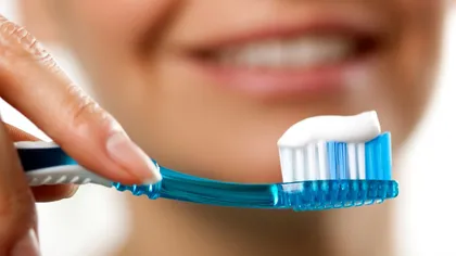 Cum prepari pasta de dinţi naturală care tratează cariile