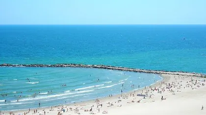 Zi de plajă pe litoralul românesc. Curajoşii s-au încumetat la o baie în mare VIDEO