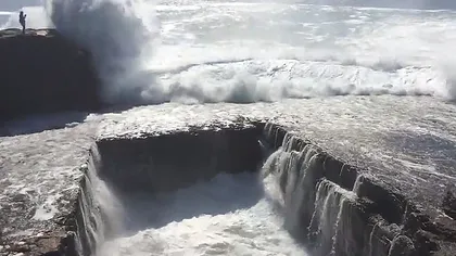 Supravieţuire spectaculoasă: O studentă a fost la un pas de moarte după ce a fost luată de un val uriaş VIDEO