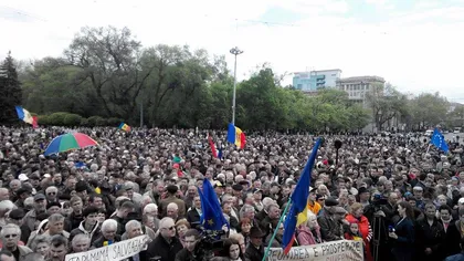 PROTEST de amploare. Mii de persoane, în stradă la Chişinău