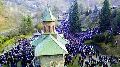 Aproximativ 95.000 de oameni au fost în pelerinaj la mormântul părintelui Arsenie Boca VIDEO
