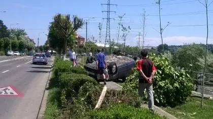 Un şofer din Cluj-Napoca a rupt doi copaci şi un indicator, apoi a fugit de la locul accidentului