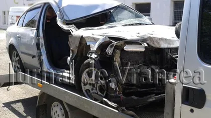 Accident grav provocat de un poliţist, în Vrancea. A lovit o maşină din neatenţie VIDEO