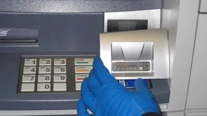 Trei bulgari, arestaţi după ce au instalat dispozitive de copiere a datelor pe ATM-uri, în Bucureşti