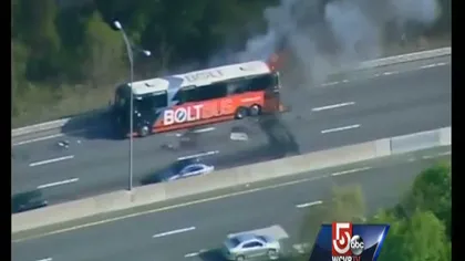 Un autobuz a luat foc şi a explodat pe o autostradă din SUA VIDEO